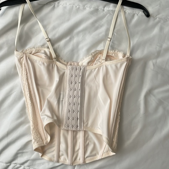 White corset - Picture 2 of 2